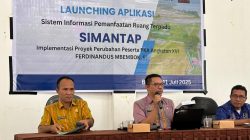 Ferdinandus Mbembok, ST., saat mempresentasikan aplikasi SIMANTAP (Sistem Informasi Pemanfaatan Ruang Terpadu) dalam acara launching yang diselenggarakan oleh Dinas PUPR Kabupaten Manggarai Timur pada 11 Juli 2025 di Borong. Kegiatan ini merupakan bagian dari implementasi proyek perubahan Peserta PKA Angkatan XVI Provinsi NTT.