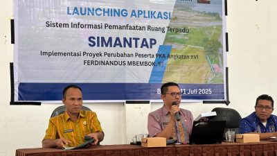 Ferdinandus Mbembok, ST., saat mempresentasikan aplikasi SIMANTAP (Sistem Informasi Pemanfaatan Ruang Terpadu) dalam acara launching yang diselenggarakan oleh Dinas PUPR Kabupaten Manggarai Timur pada 11 Juli 2025 di Borong. Kegiatan ini merupakan bagian dari implementasi proyek perubahan Peserta PKA Angkatan XVI Provinsi NTT.