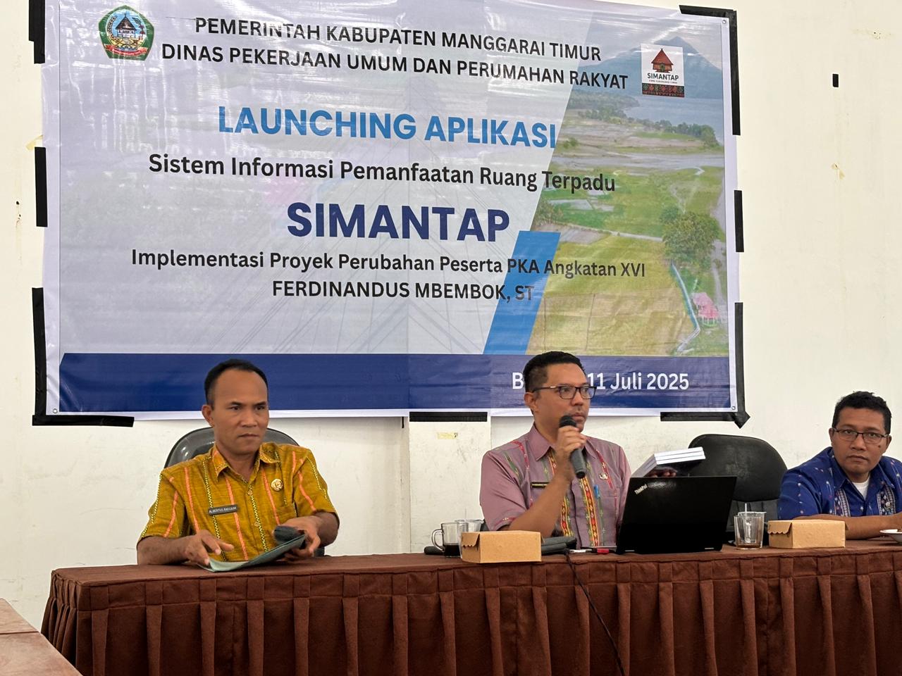 Ferdinandus Mbembok, ST., saat mempresentasikan aplikasi SIMANTAP (Sistem Informasi Pemanfaatan Ruang Terpadu) dalam acara launching yang diselenggarakan oleh Dinas PUPR Kabupaten Manggarai Timur pada 11 Juli 2025 di Borong. Kegiatan ini merupakan bagian dari implementasi proyek perubahan Peserta PKA Angkatan XVI Provinsi NTT.