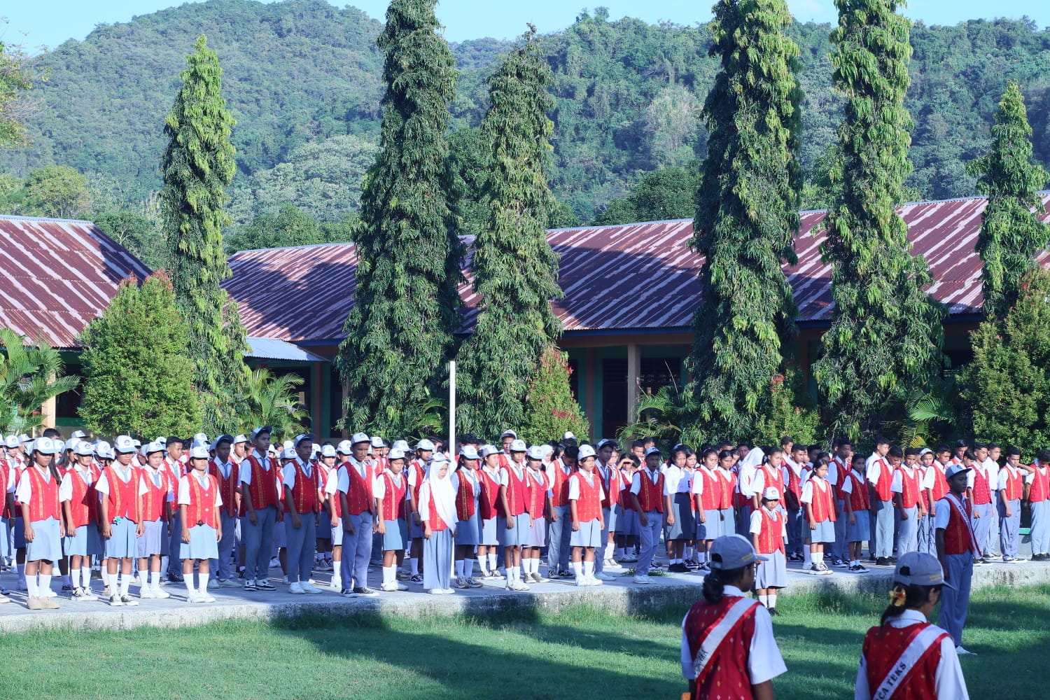SMK Mutiara Bangsa Reok menggelar upacara pembukaan Masa Pengenalan Lingkungan Sekolah (MPLS) bagi peserta didik baru