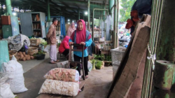 Feature: Perempuan Buruh Gendong, Menggantung Asa pada Punggung Renta di Pasar Piyungan
