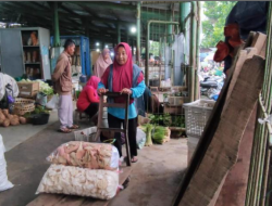 Feature: Perempuan Buruh Gendong, Menggantung Asa pada Punggung Renta di Pasar Piyungan